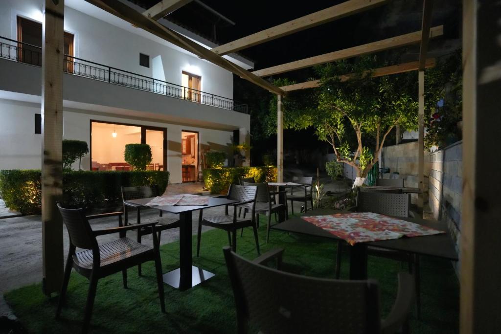 Patio nebo venkovní prostory v ubytování Villa Qeli