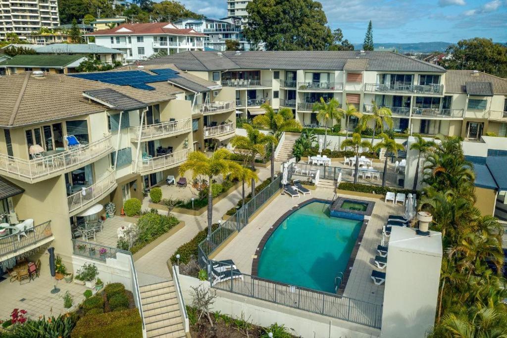ゴールドコーストにあるThe Village Holiday Apartments at Burleigh Headsのプールのあるリゾートの航空写真