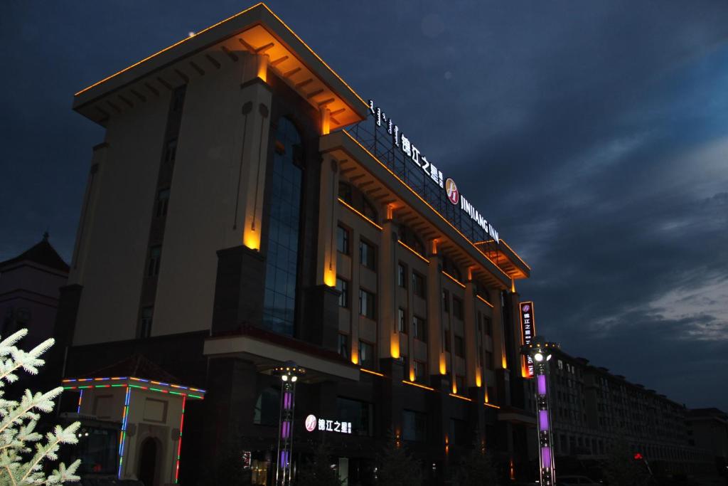 a hotel building with a sign on top of it at Jinjiang Inn Ulan Hot Hinggan League Government in Ulan Hot