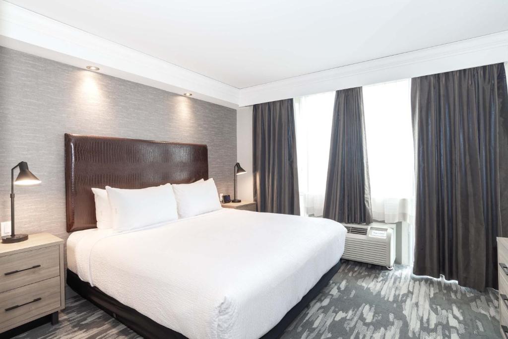 Postel nebo postele na pokoji v ubytování Sandman Signature Toronto Airport Hotel