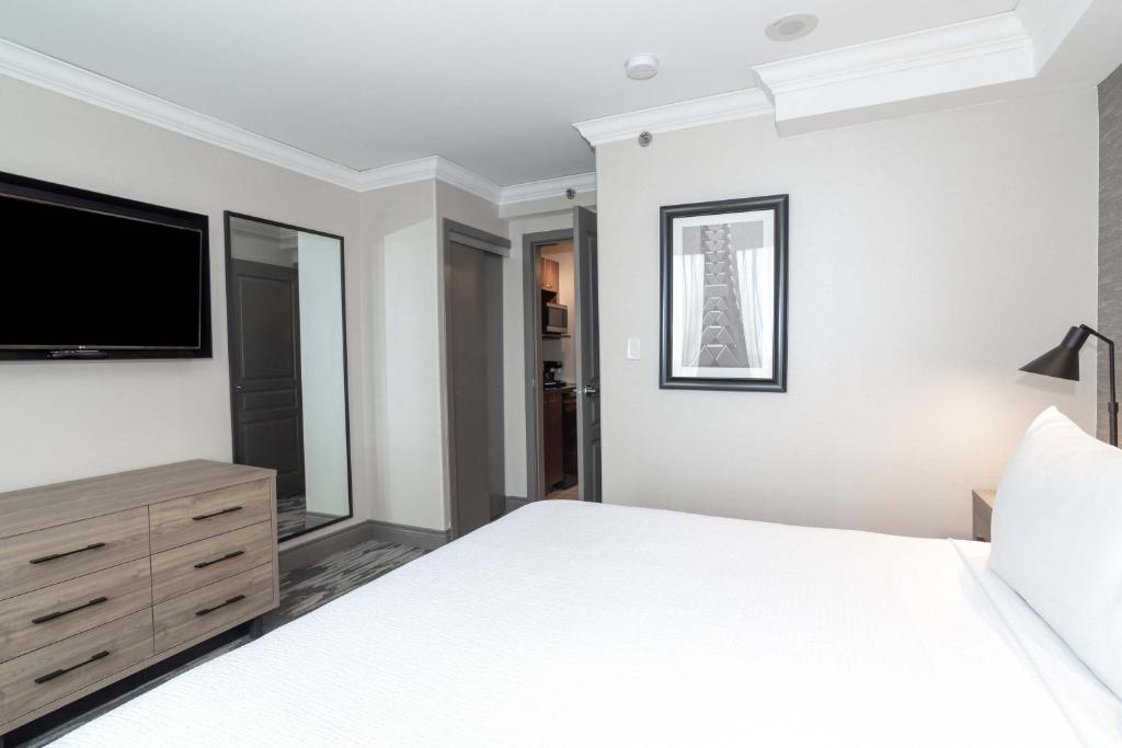 Postel nebo postele na pokoji v ubytování Sandman Signature Toronto Airport Hotel