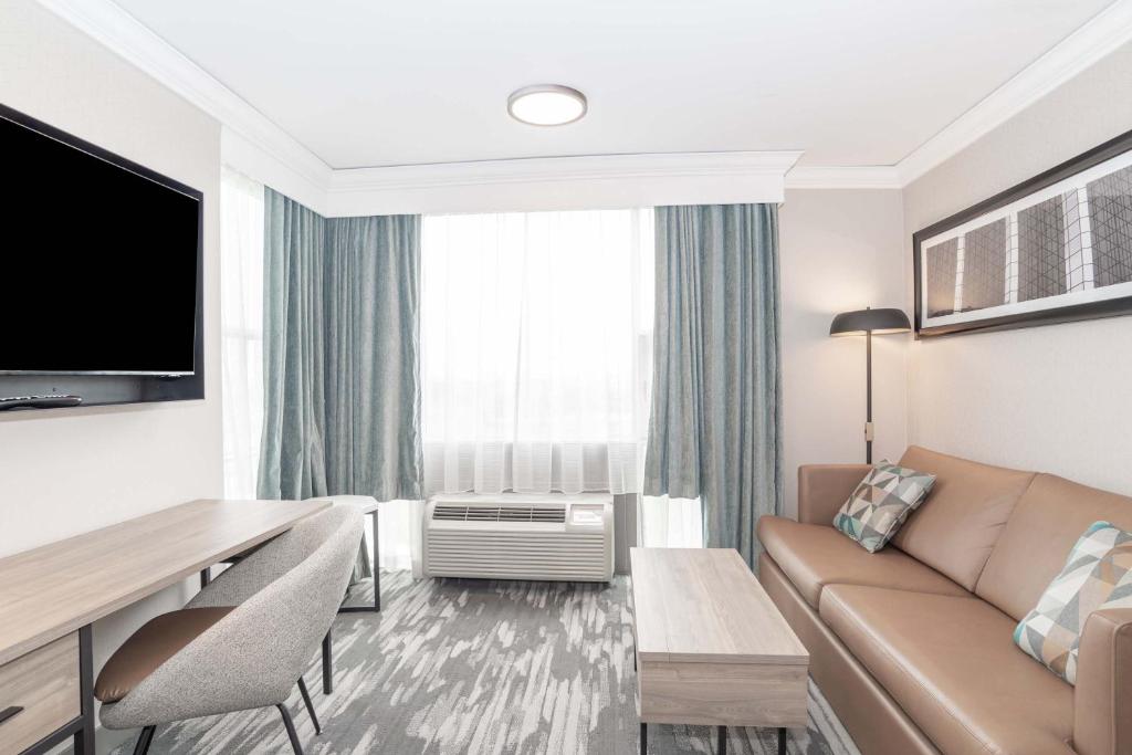 TV a/nebo společenská místnost v ubytování Sandman Signature Toronto Airport Hotel