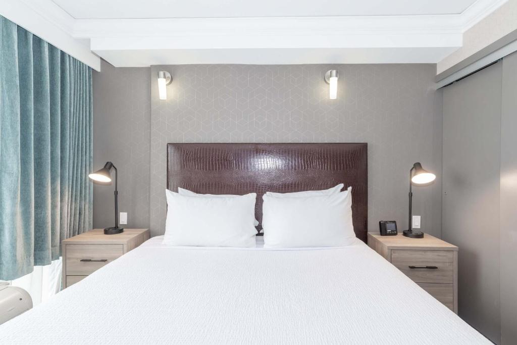 Postel nebo postele na pokoji v ubytování Sandman Signature Toronto Airport Hotel