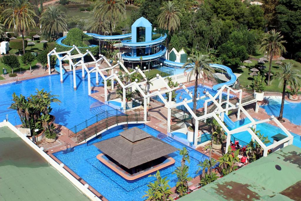 een luchtzicht op een waterpark met een waterglijbaan bij Apartamentos Benal Beach - Geinsa in Benalmádena
