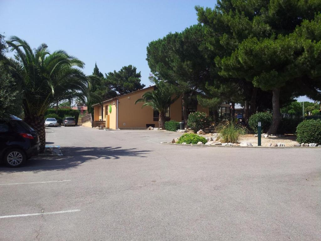 ペルピニャンにあるCampanile Perpignan Sudの木立駐車場