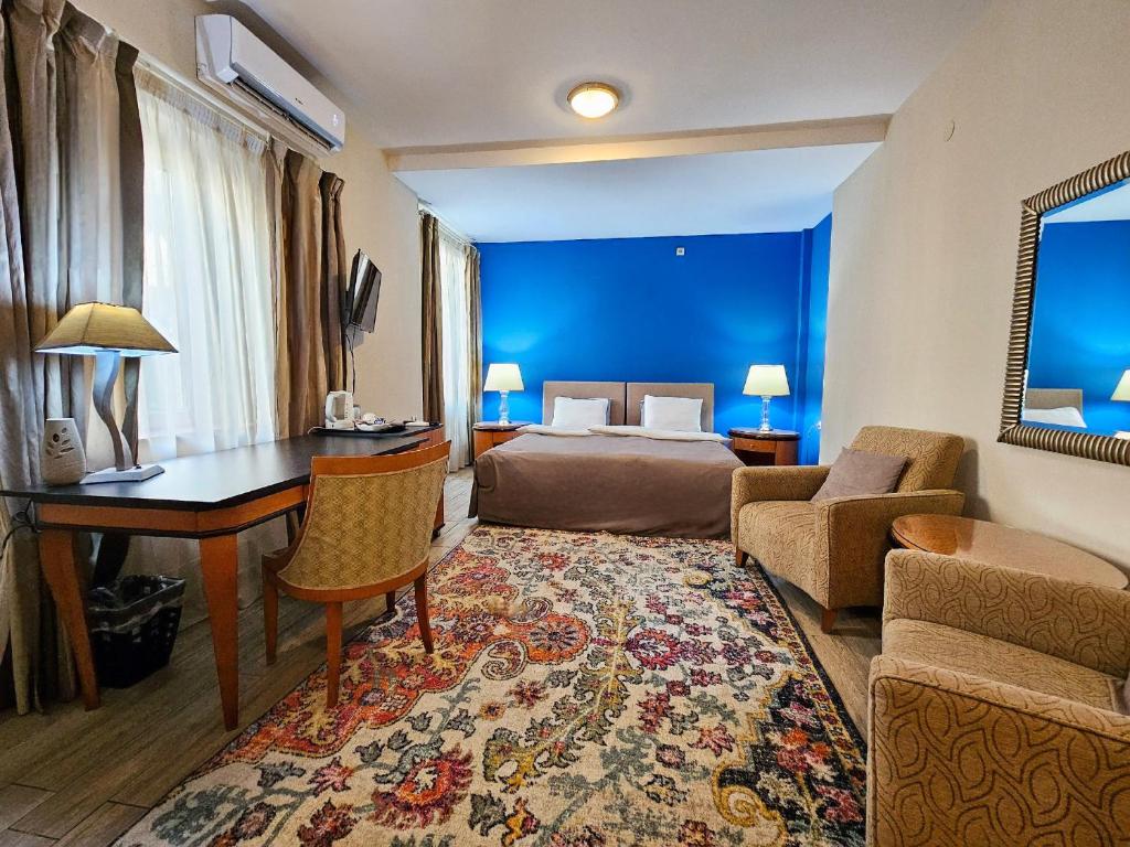 Habitación de hotel con cama y escritorio en Male stepenice en Belgrado