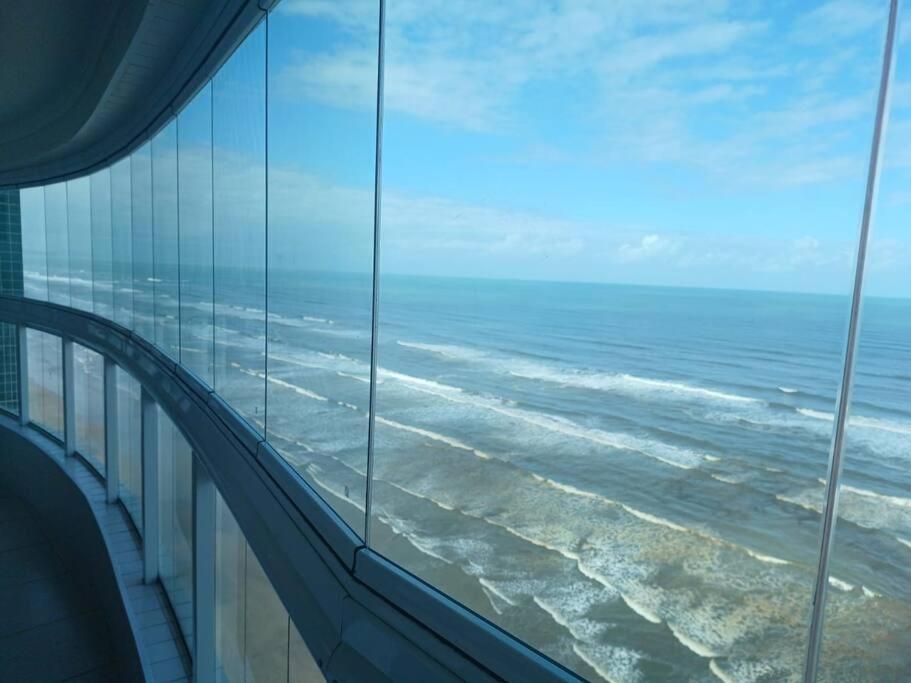 a view of the ocean from a building at Apto frente mar maravilhoso centro mongaguá in Mongaguá