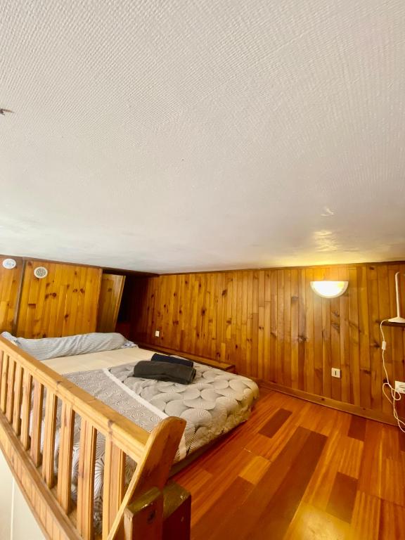 une chambre avec un lit dans une pièce en bois dans l'établissement Sublime Studio - Centré & Tout Equipé, à Grenoble