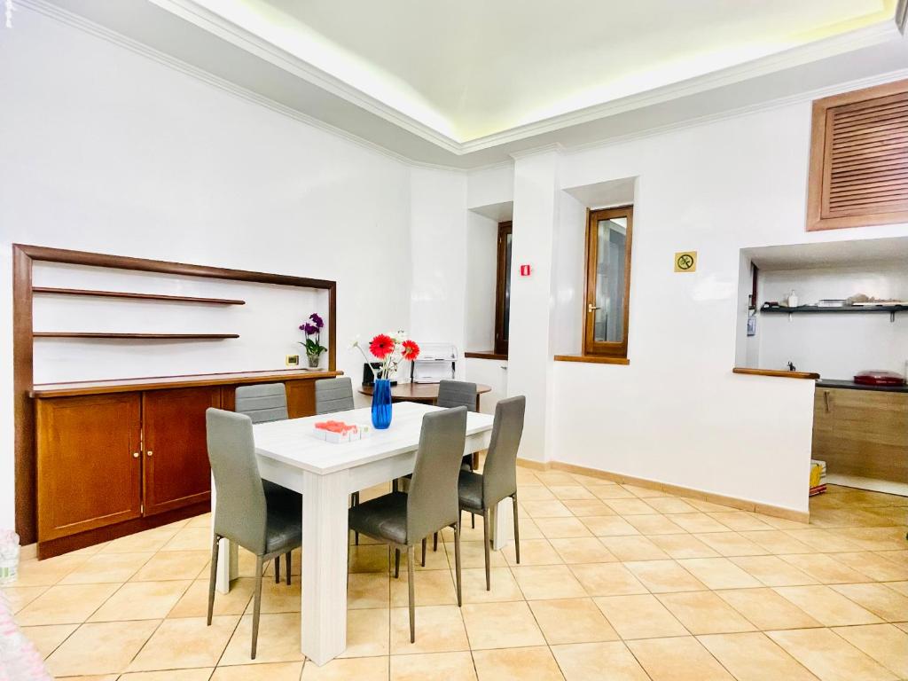 Kuchyň nebo kuchyňský kout v ubytování Hotel Rome place
