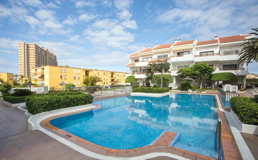 une grande piscine devant un bâtiment dans l'établissement MarSureño, à Los Cristianos