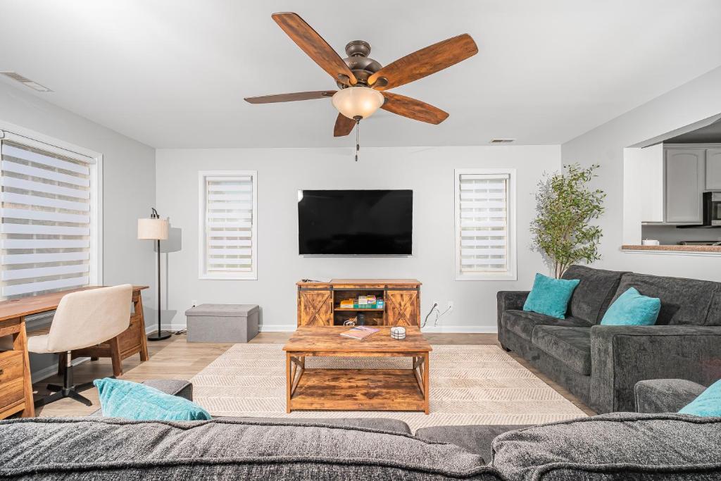 Μια τηλεόραση ή/και κέντρο ψυχαγωγίας στο Cozy Coastal Condo