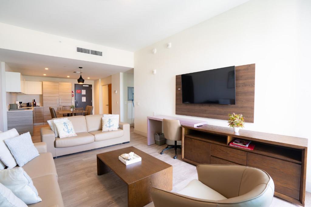 a living room with a couch and a tv at Global Rent Apart - Costa Hollywood in Hollywood