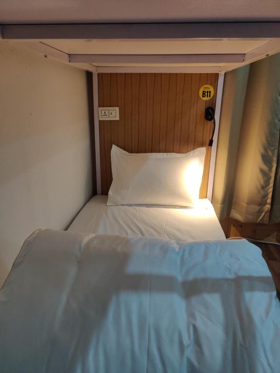 Postel nebo postele na pokoji v ubytování Bunk Central Hostel