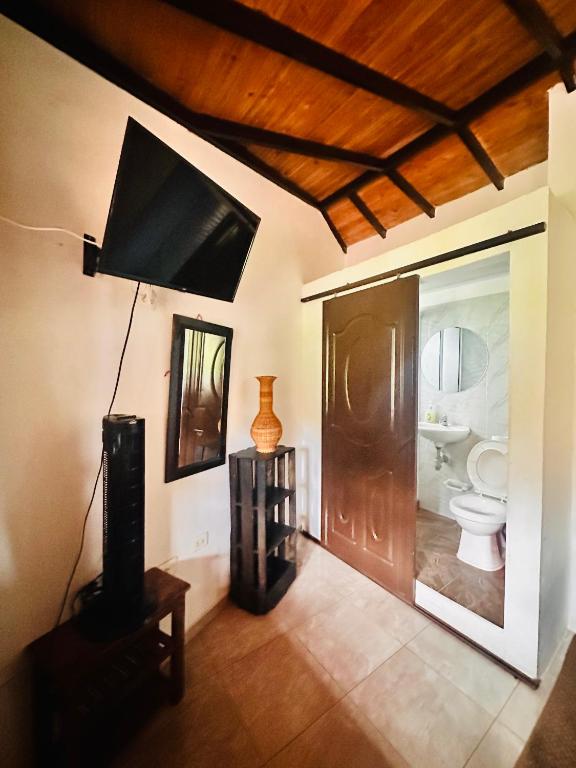 A television and/or entertainment centre at Casa Hotel Camino Real