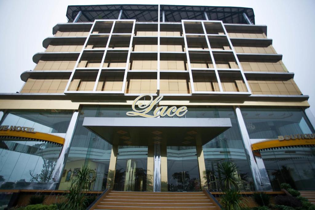 een groot gebouw met een boomteken erop bij Lace Boutique Hotel in Johor Bahru