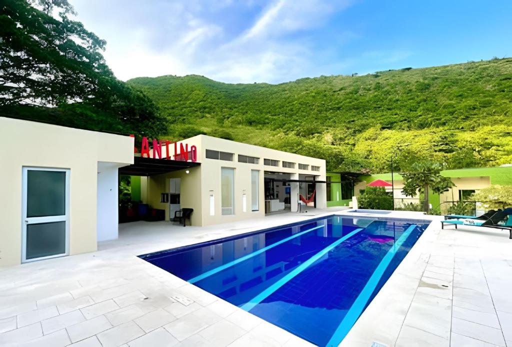 アナポイマにあるAnapoima Casa Finca Piscina, Jacuzzi, Golf y Tenisの家の前のプール