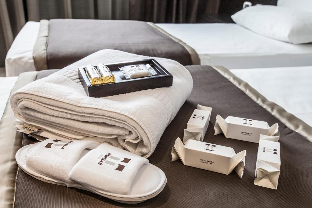 Posteľ alebo postele v izbe v ubytovaní Marconi Hotel