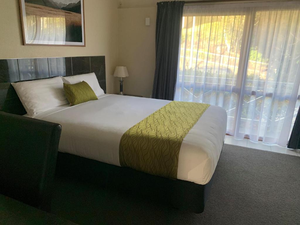 Postel nebo postele na pokoji v ubytování Admirals Motor Inn