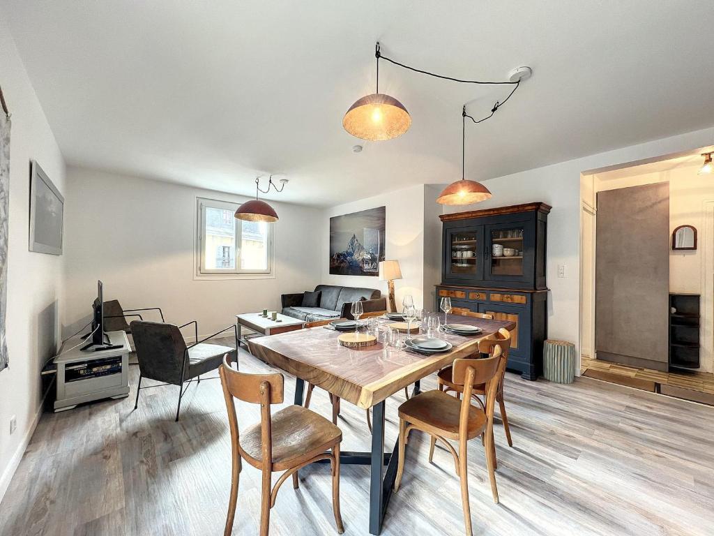 une salle à manger et un salon avec une table et des chaises dans l'établissement Chamonix: Appart. 63m², 6 pers, balcon, parking, WiFi - FR-1-507-78, à Chamonix-Mont-Blanc