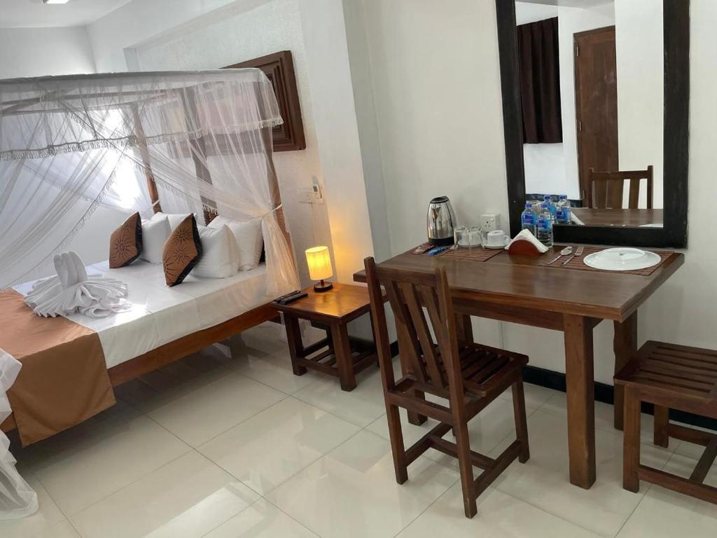 Postel nebo postele na pokoji v ubytování Rush City Hotel Kandy