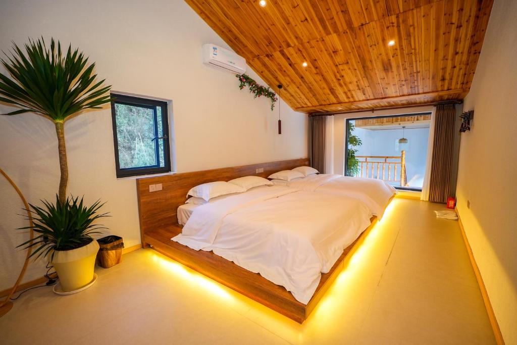 Postel nebo postele na pokoji v ubytování 楊家小院
