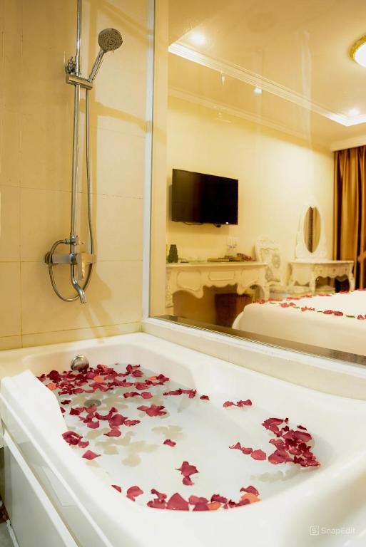 Televiisor ja/või meelelahutuskeskus majutusasutuses Tuyet Son Hotel (TS Ocean Hotel)
