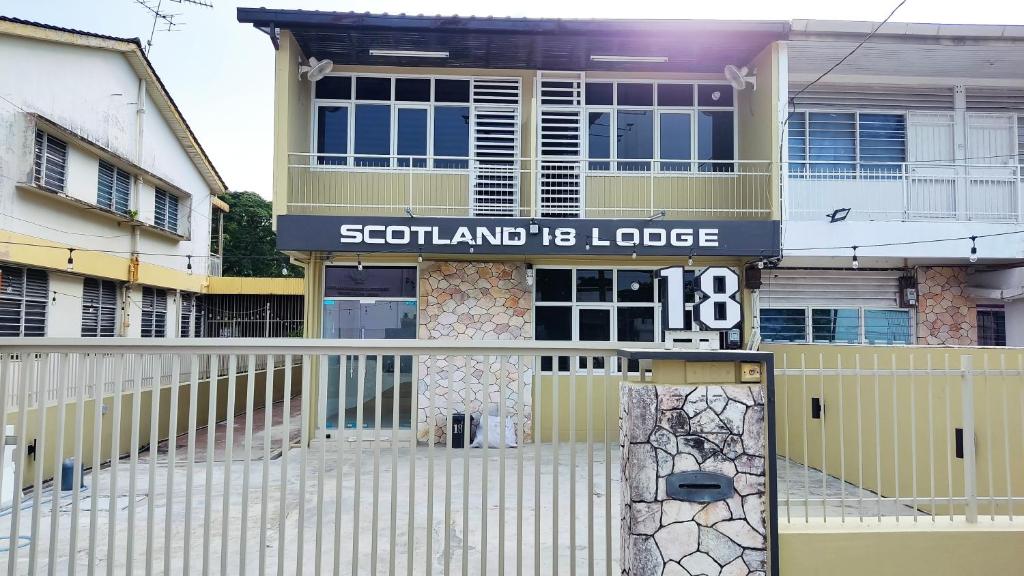 ein Haus mit einem Schild, das Scotland Lodge liest in der Unterkunft Scotland 18 Lodge in George Town