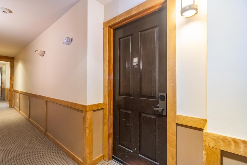 un pasillo con una puerta negra en un edificio en Buffalo Lodge #8367 by Summit County Mountain Retreats en Keystone