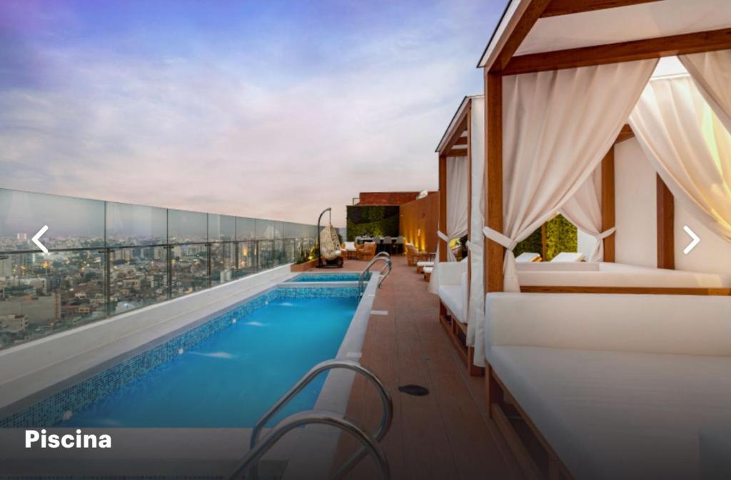 una piscina en la azotea de un edificio en Minidepartamento de estreno, en Lima