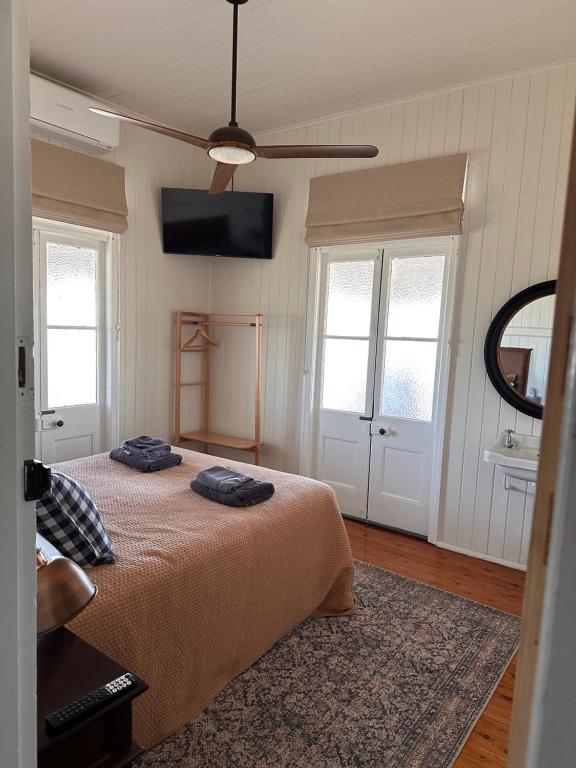Un dormitorio con una cama con dos toallas encima. en Inglewood Hotel, en Inglewood