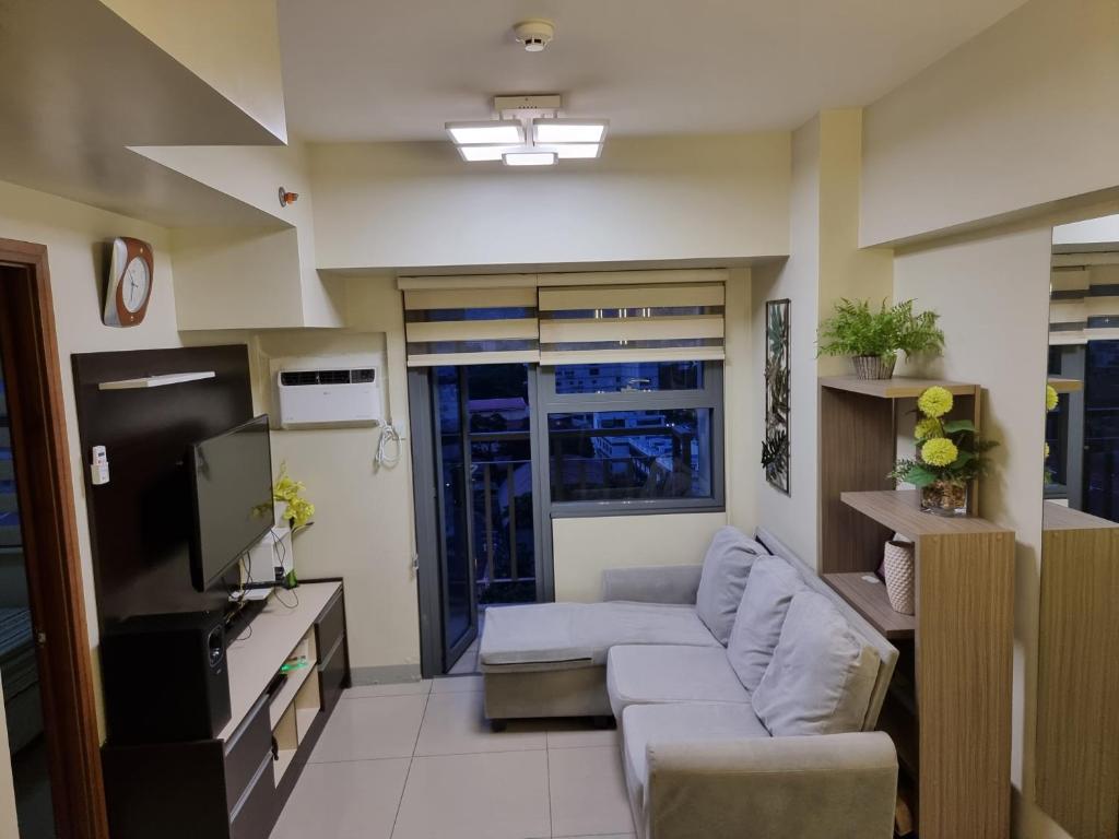 Kuchyň nebo kuchyňský kout v ubytování 1BR Condo with Balcony at Horizons 101