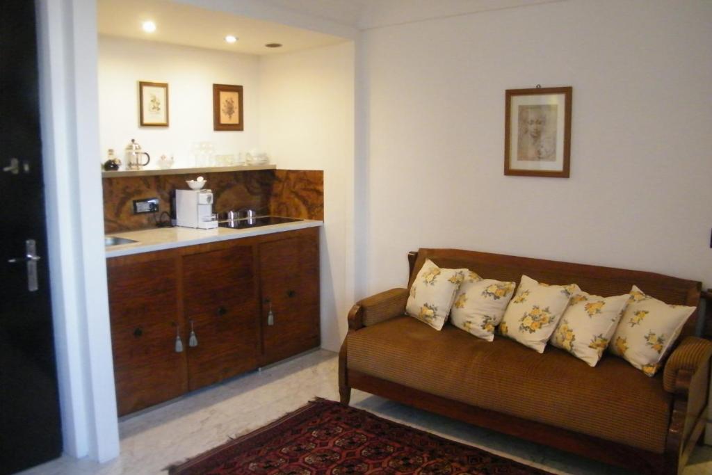 uma sala de estar com um sofá e um lavatório em Del Gallo em Tuscania