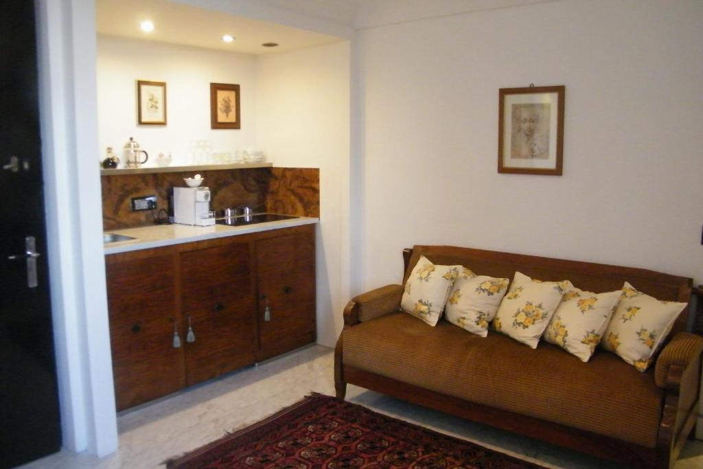 a living room with a couch and a sink at Del Gallo in Tuscania