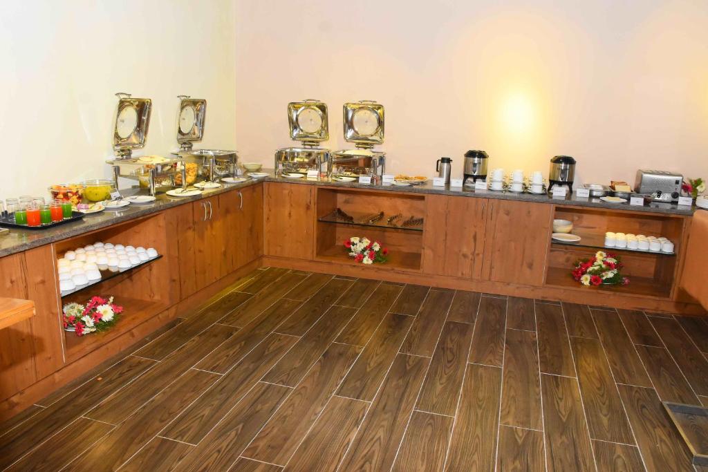 Kuchyň nebo kuchyňský kout v ubytování Hotel Kek Grand Pvt Ltd