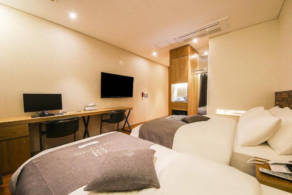 TV a/nebo společenská místnost v ubytování Coco Hotel
