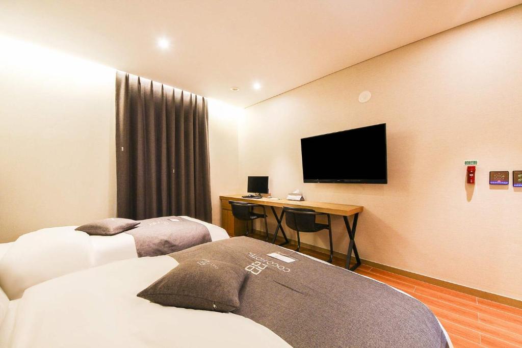 TV a/nebo společenská místnost v ubytování Coco Hotel