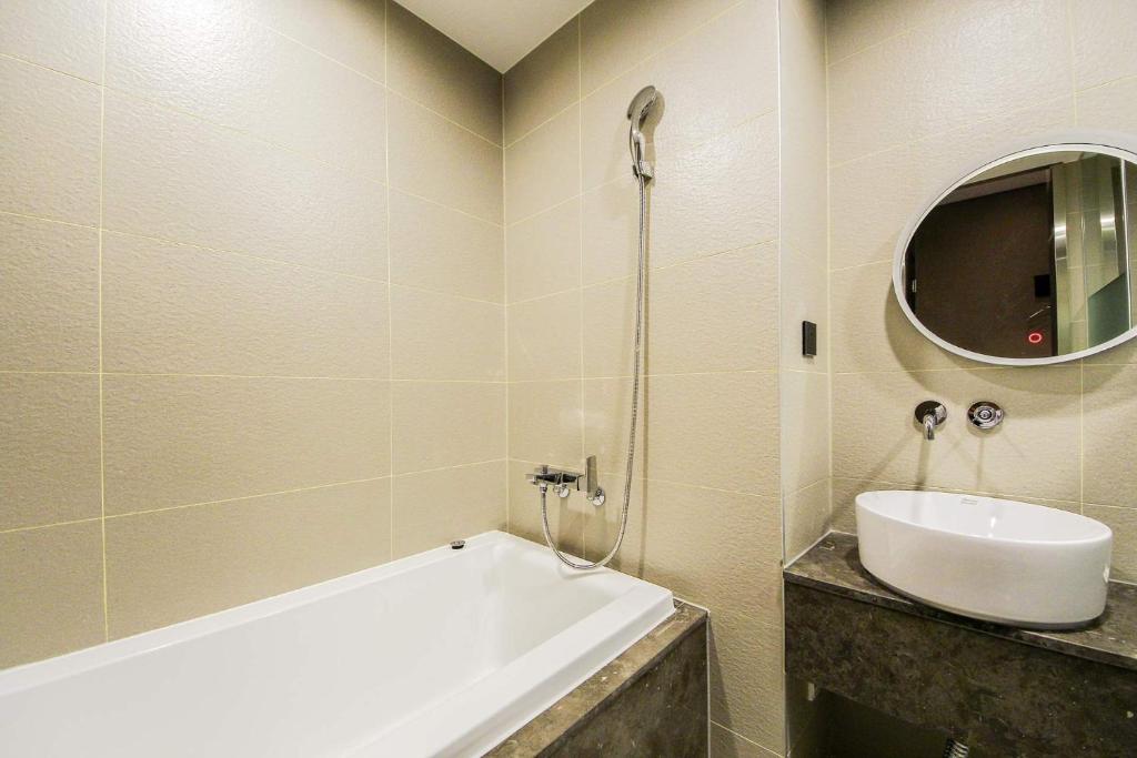 Koupelna v ubytování Coco Hotel