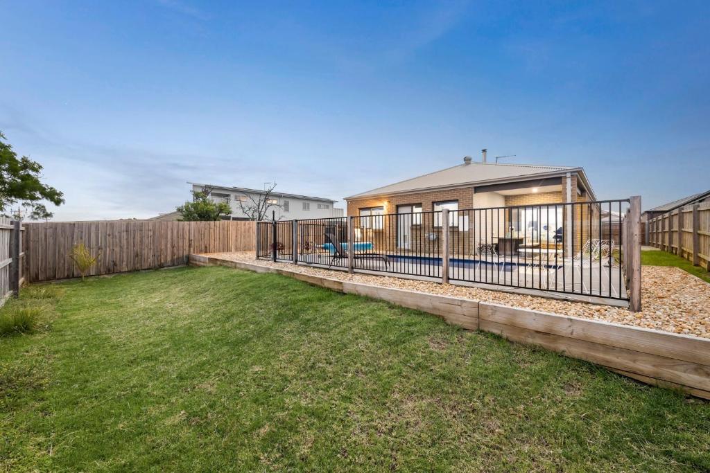 a backyard with a fence and a house at Thyme Out in Cowes