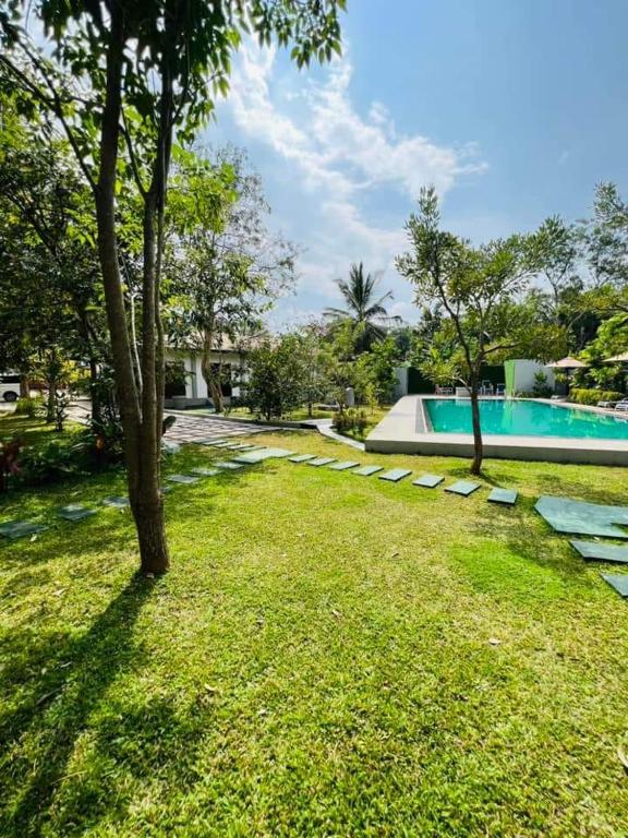 Bazén v ubytování Hotel Ro Kalawewa nebo v jeho okolí