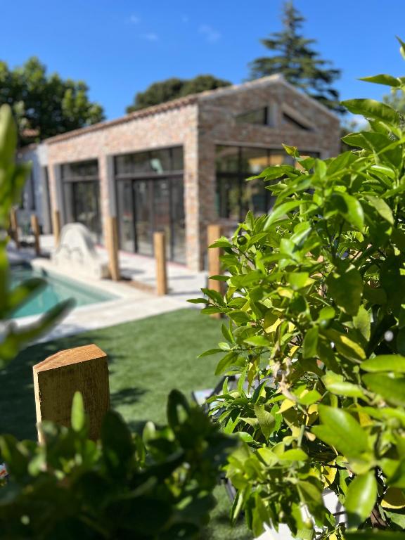 une maison est vue à travers un bush dans l'établissement L'Intemporel, à Saint-Cyr-sur-Mer