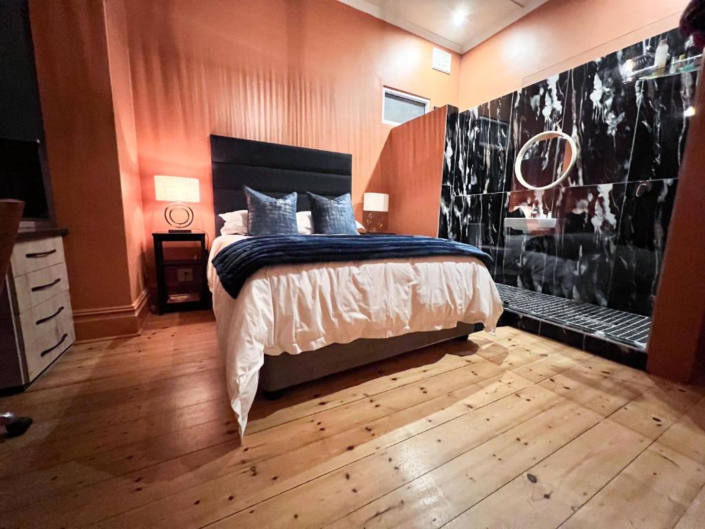 ダーバンにあるTerebinte Bed & Breakfastの黒と白の壁のベッドルーム1室