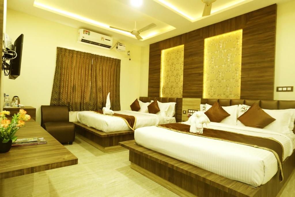 Postel nebo postele na pokoji v ubytování Hotel Kek Grand Pvt Ltd