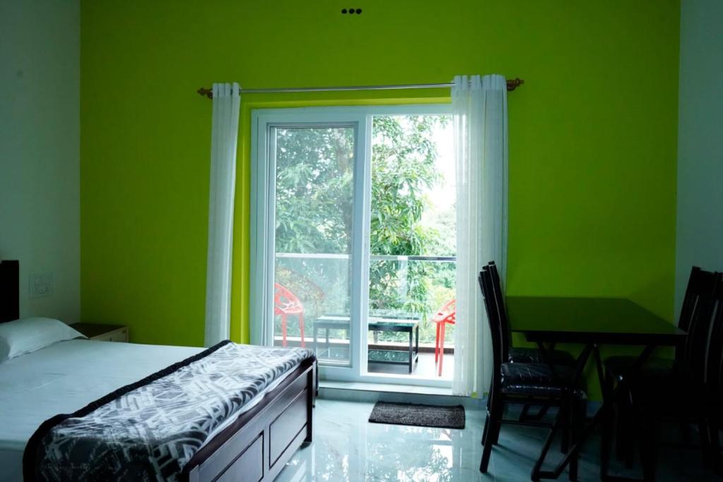 Postel nebo postele na pokoji v ubytování COORG PRINCE Home Stay