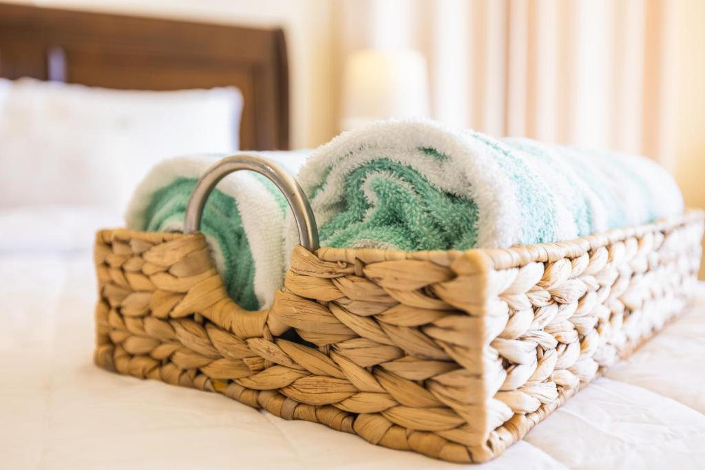 Postel nebo postele na pokoji v ubytování Rincon View Suites