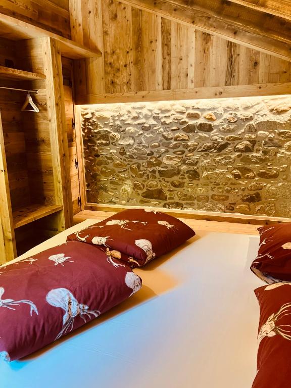 Postel nebo postele na pokoji v ubytování Ospitalità rurale familiare Land Wasser