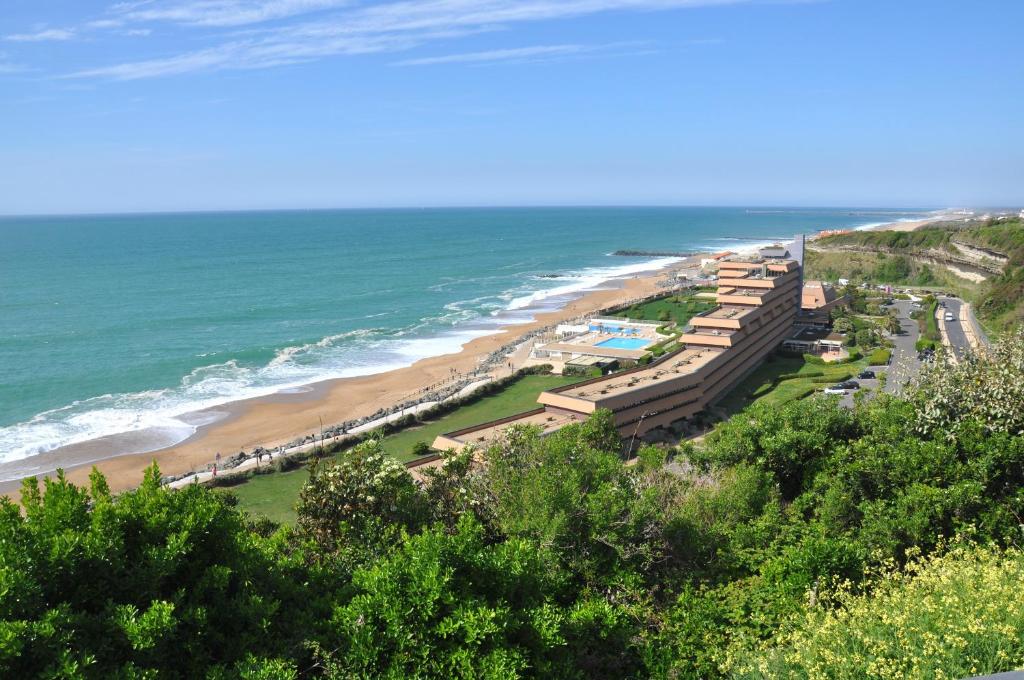 - une vue sur une plage avec un complexe et l'océan dans l'établissement Confortable Studio en Bord de Mer, à Anglet