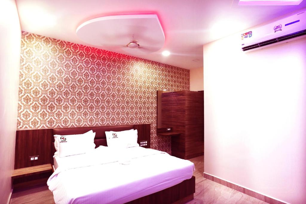 Postel nebo postele na pokoji v ubytování Hotel Kek Grand Pvt Ltd