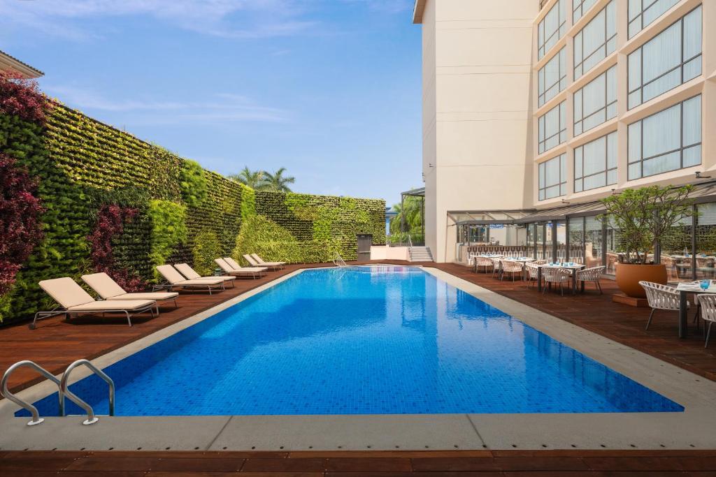 Bazén v ubytování Courtyard by Marriott Goa Colva nebo v jeho okolí