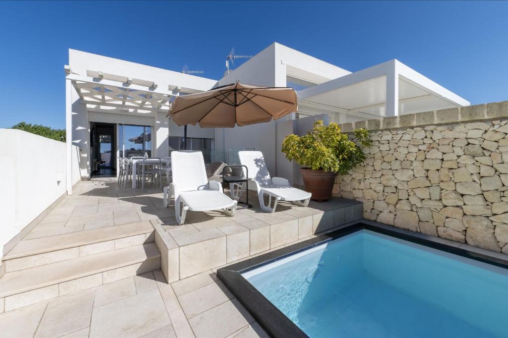 une villa avec piscine et patio dans l'établissement Villa Venza , Salento, à Otrante