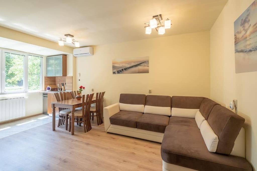 Posezení v ubytování Top Location, Brand New 3 BDRM Apt & Free parking